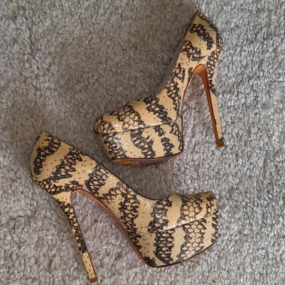 ALICE AND OLIVIA Larimore Leather Snake Skin Stiletto Platform Heels size 40